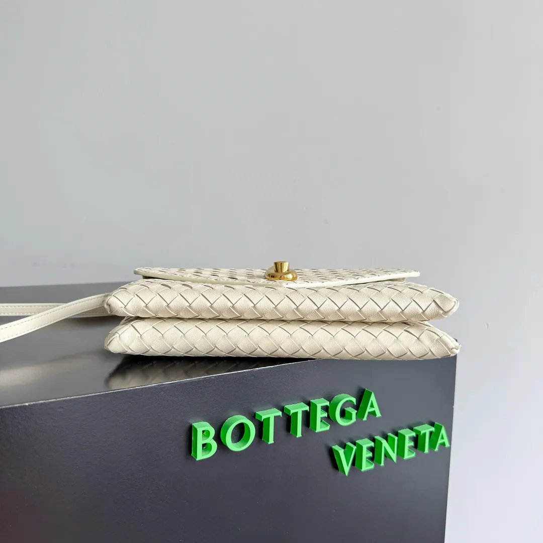 Batch 1660 BOTTEGA VENETA 2025 new product KNOT LOCK crossbody bag subverts the rigid lines of traditional tote bags, using drapey leather to create a three-dimensional silhouette that breathes. It has compartments and multiple card slots inside, making it a versatile commuter bag that can be used in various occasions. The details are full of exquisiteness, the casual retro color tone, and the upper body are full of elegance. Whether you are commuting or going out on the street, you can easily hold it. The two carrying methods of hand-carrying and long shoulder strap are very practical! At the same time, the shoulder strap is detachable, suitable for various dressing styles~ Whether it is a dinner party or daily commuting, it can be easily controlled and becomes your versatile tool❤️ Style number: 817191 Size: 25*16*5.5cm